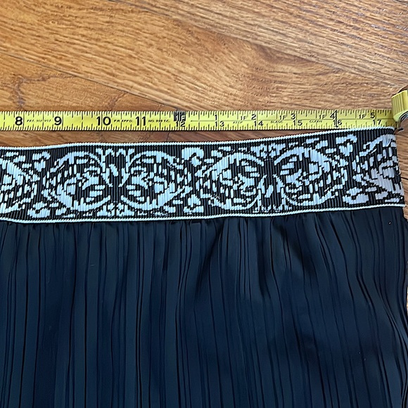 👠❌💥NWOTStylishpleated full lengthskirt.Eyelet Design. - Picture 6 of 7